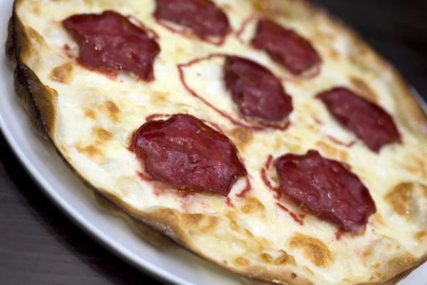 Baharatlı sığır pastırması ve peynirli pizza — Stok fotoğraf
