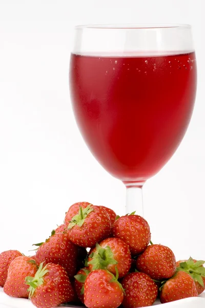 Friss strawberrys és a pohár gyümölcslé — Stock Fotó