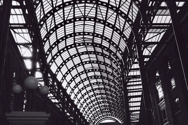 The roof of the Hay 's Galleria — стоковое фото