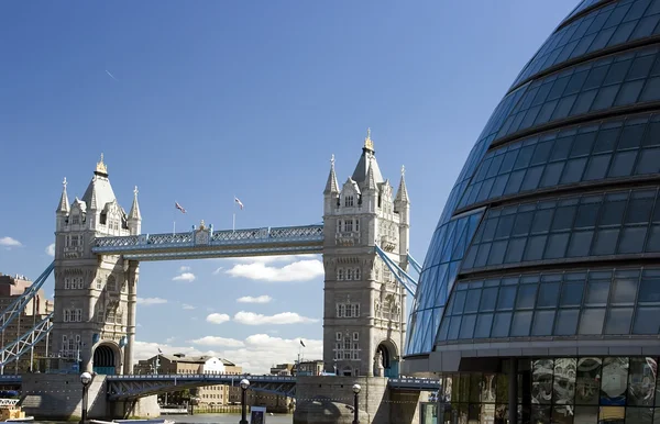 Das Gla Building und die Tower Bridge, londo — Stockfoto