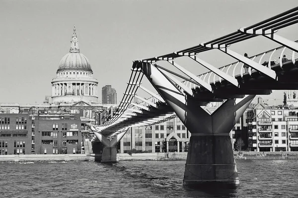 Die Jahrtausendbrücke — Stockfoto