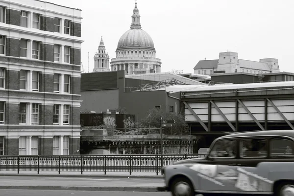 Taxi at St Paul's Cathedral. — Stock Photo, Image