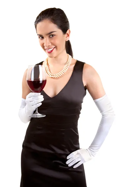 Frau hält ein Glas Rotwein in der Hand — Stockfoto