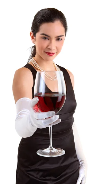 Mulher servindo um copo de vinho tinto — Fotografia de Stock