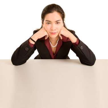 Masanın üzerine eğilerek kadın