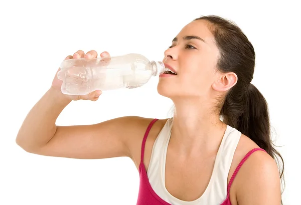 Femme boire de l'eau après une séance d'entraînement — Photo