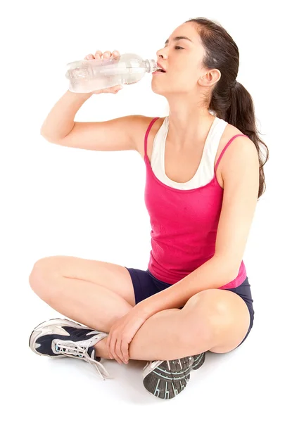 Mujer bebiendo agua después de un entrenamiento — Foto de Stock