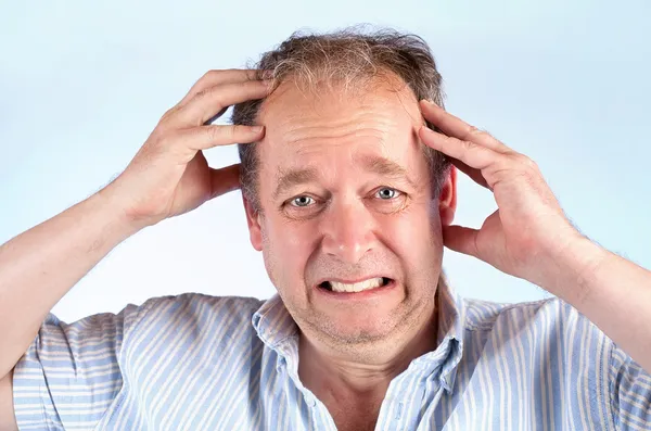 Hombre que sufre de un dolor de cabeza — Foto de Stock