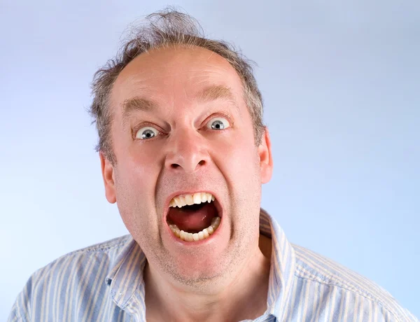 Homem gritando sobre algo — Fotografia de Stock