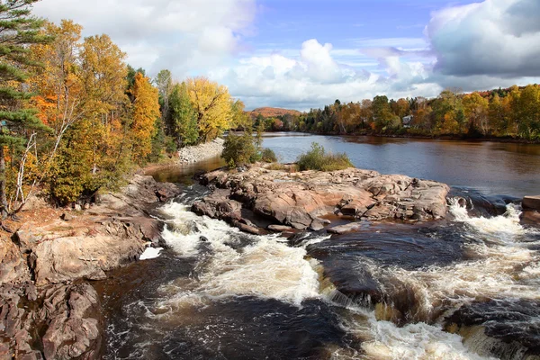 Trapsgewijze rivier en fall kleuren — Stockfoto