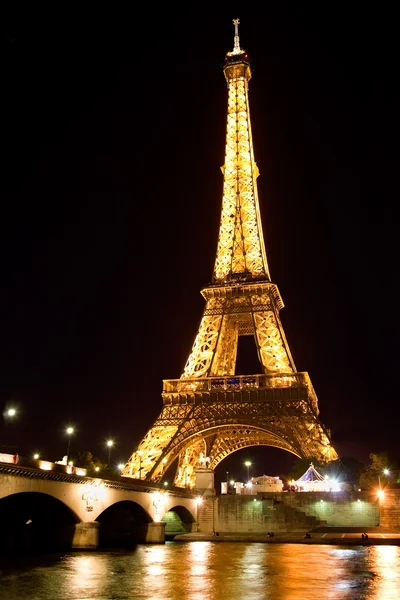 埃菲尔铁塔夜间照明 免版税图库图片