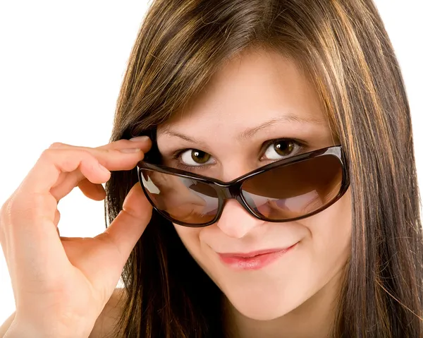 Mooi meisje kijkend over zonnebril — Stockfoto