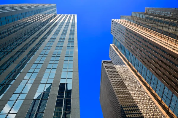 Tittar upp på skyskraporna — Stockfoto