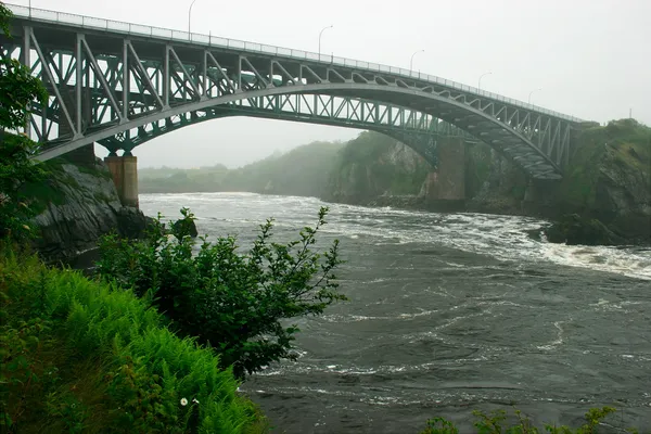Ponte atravessando o rio — Fotografia de Stock