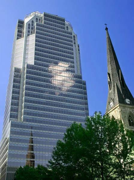 Gamla kyrkan i skuggan av skyskrapa — Stockfoto