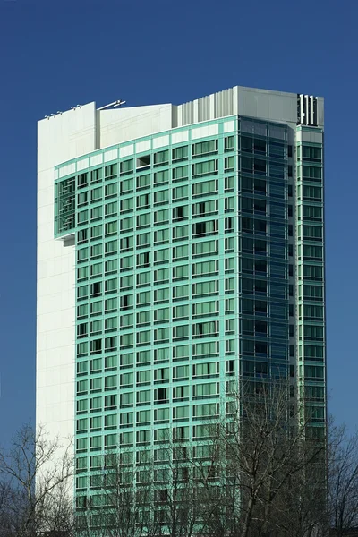 Un hotel bajo un cielo azul — Foto de Stock