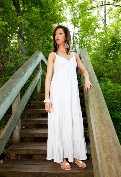 Mulher bonita em um vestido branco — Fotografia de Stock