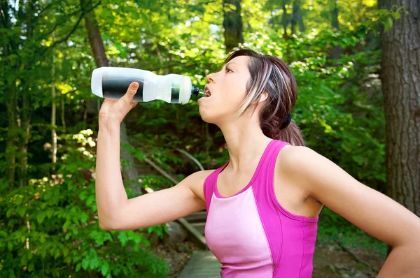 Mulher bebendo água após um treino — Fotografia de Stock