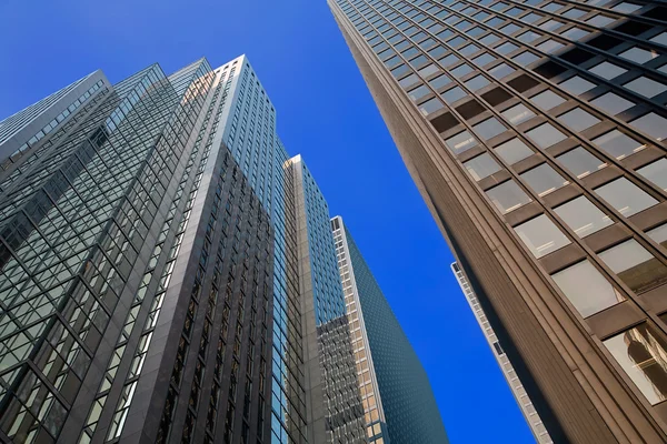 Tittar upp på skyskraporna — Stockfoto