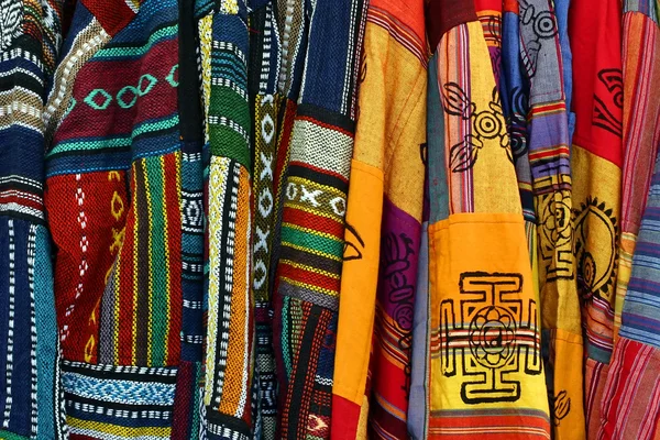 Meksika çok renkli işlemeli pançolar — Stok fotoğraf