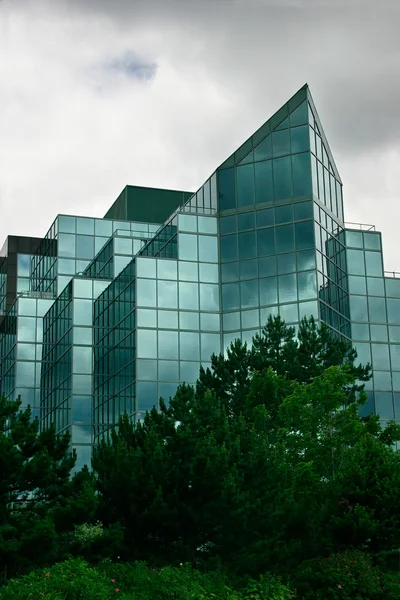 Moderne glas kantoorgebouw — Stockfoto