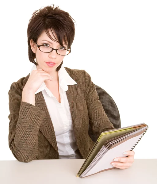 Affärskvinna läsa hennes anteckningar — Stockfoto