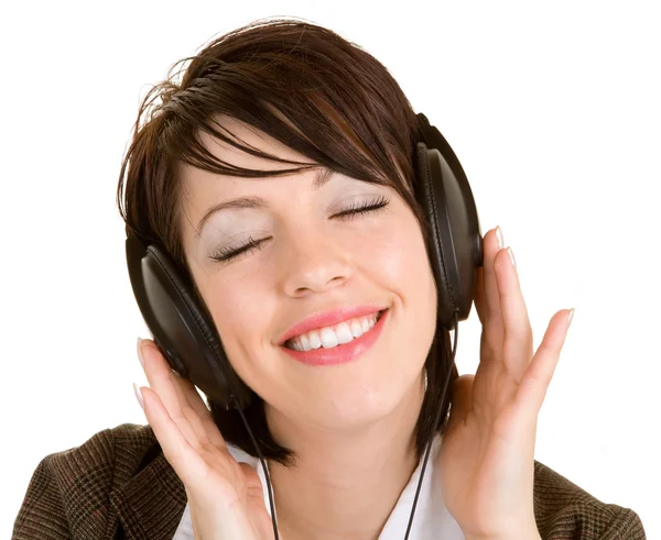 Dame hört Musik mit Kopfhörern — Stockfoto