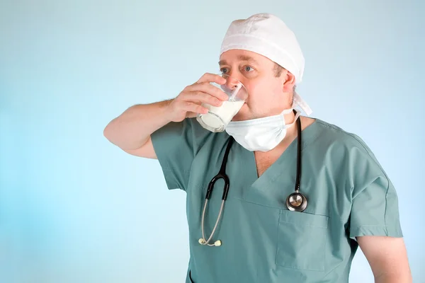 Doktor konzumní mléko牛乳を飲む医者 — ストック写真
