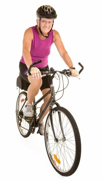 Fit Senior Woman Montando uma bicicleta — Fotografia de Stock