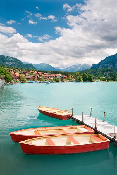 Botes de remos en el lago Brienz — Foto de Stock