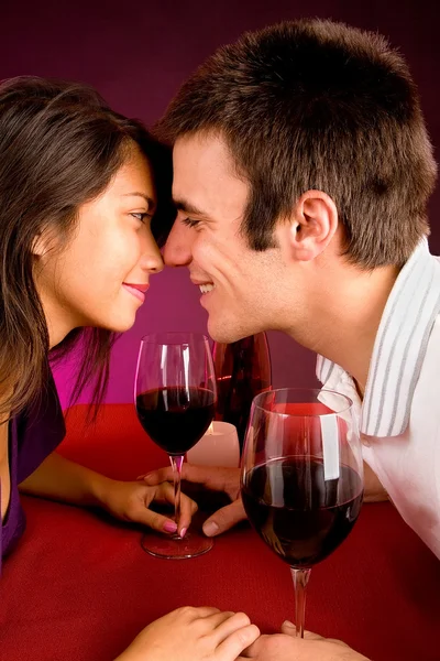 Casal ficando mais perto enquanto toma vinho — Fotografia de Stock