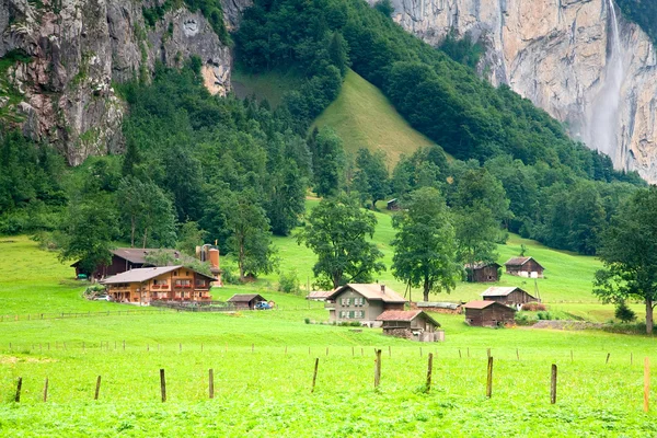 Huizen dichtbij een steile rotsachtige berg — Stockfoto