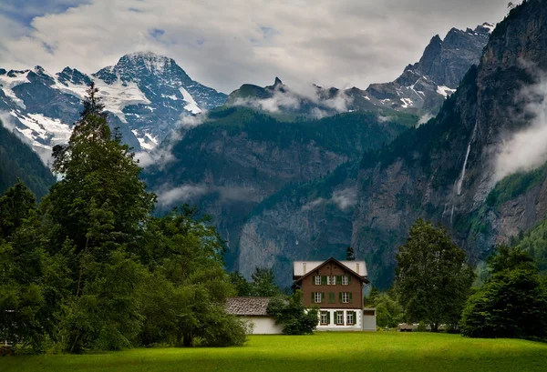 Huis dicht bij een steile berg — Stockfoto