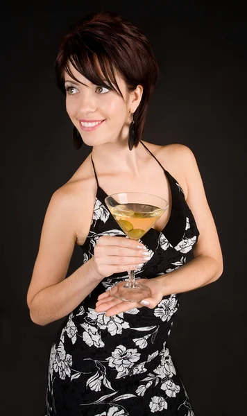 Attraktiv kvinna håller en martini — Stockfoto