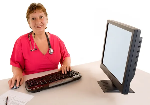 Krankenschwester mittleren Alters oder Arzt am Schreibtisch — Stockfoto