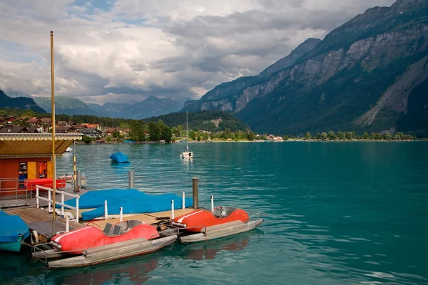 Barcos a pedal en el lago Brienz, Suiza —  Fotos de Stock