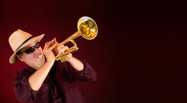 Trompet çalıyor — Stok fotoğraf