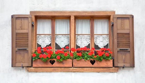 Stare drewniane okna Europejskiego — Zdjęcie stockowe