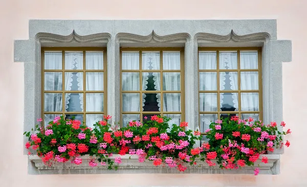 오래 된 유럽 창 — 스톡 사진