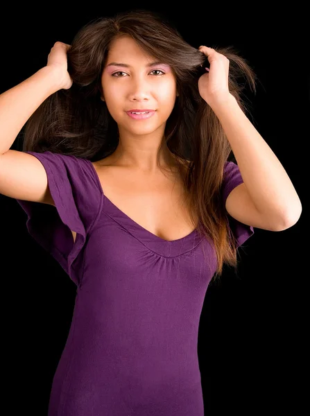 Señora posando en un vestido púrpura — Foto de Stock