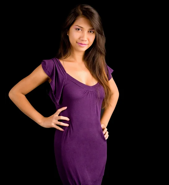 紫色のドレスでポーズ女性 — ストック写真