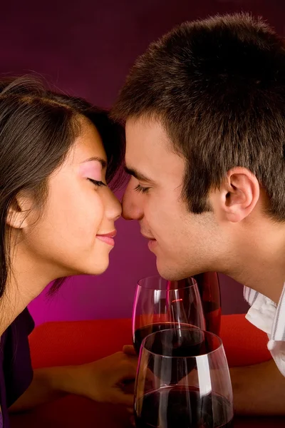 Par att komma närmare samtidigt ha vin — Stockfoto
