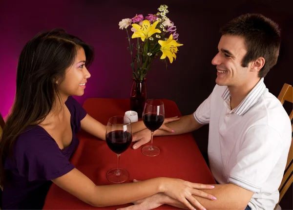 Couple se rapprocher tout en ayant du vin — Photo