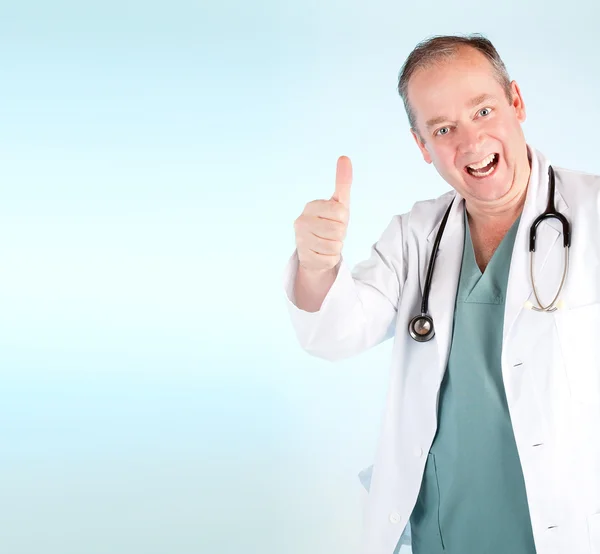 Lächelnder Arzt mit erhobenem Daumen — Stockfoto