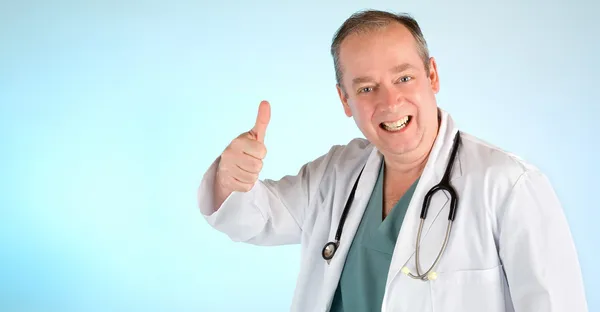Лікар з великими пальцями вгору — стокове фото