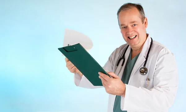Doktor rozdávání výsledku lékařské zkoušky — Stock fotografie