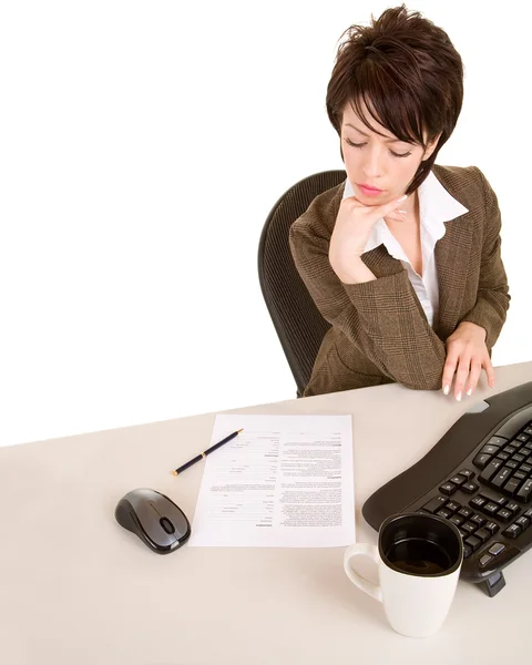 Geschäftsfrau liest ein Dokument — Stockfoto