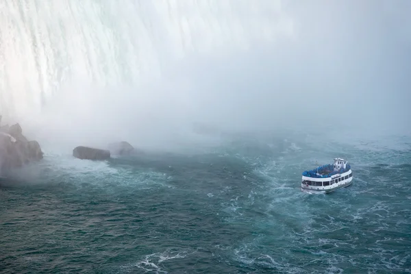 Niagarafallen och piga i dimman — Stockfoto