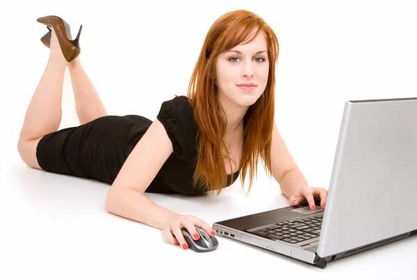 Mujer acostada usando el ordenador portátil —  Fotos de Stock