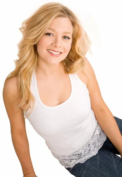 Usměvavá blondýnka izolovaných na bílém — Stock fotografie